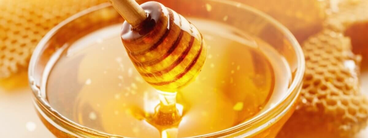 Медики назвали болезни, при которых нельзя есть мед