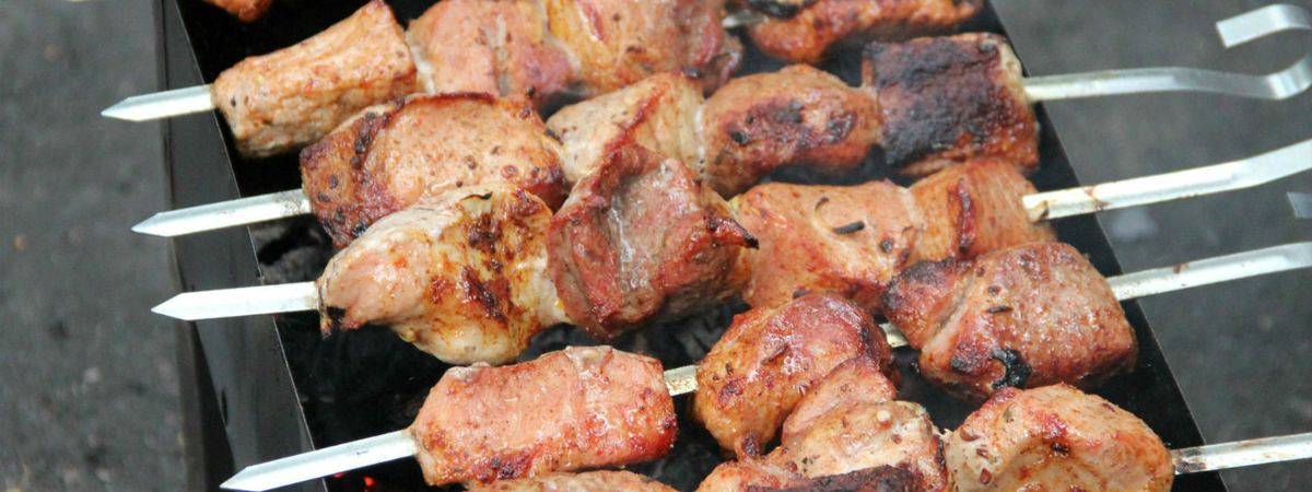 Может вызывать рак: Диетолог рассказал, в чем лучше не мариновать мясо для шашлыков