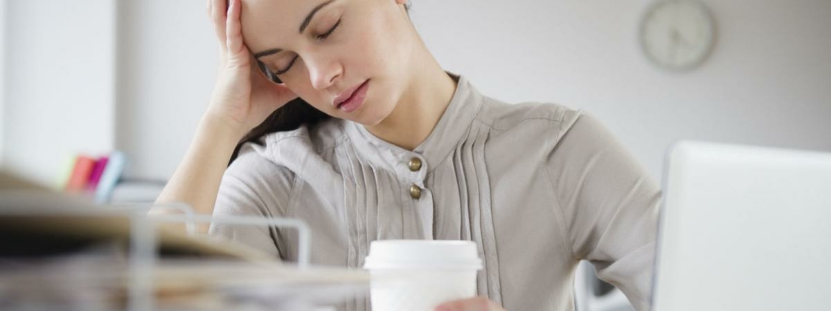 Врач: справиться с усталостью на работе помогут регулярные проветривания и легкие разминки