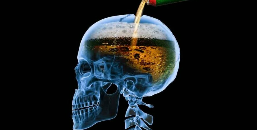 Ежедневное употребление алкоголя и курение приводят к ускоренному старению мозга 