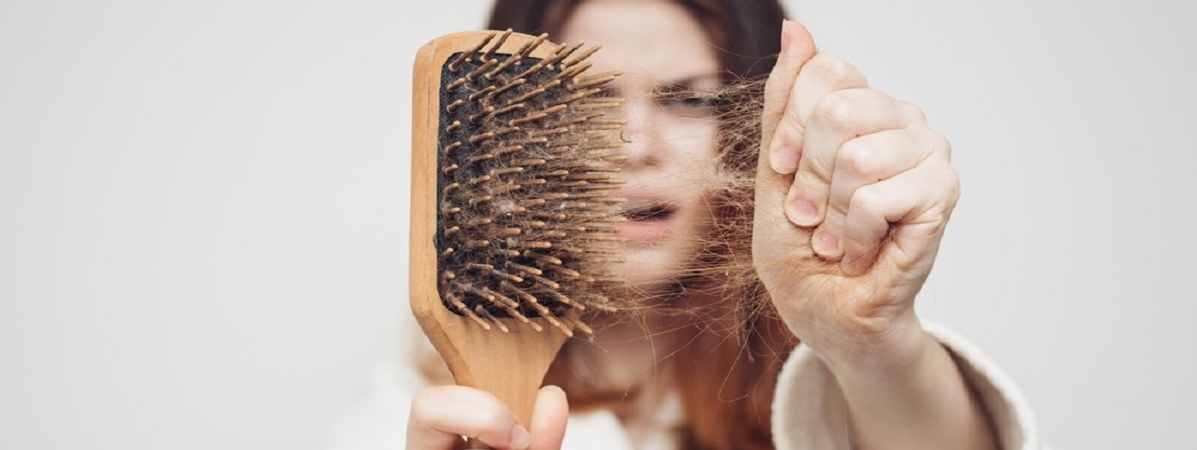 Врачи назвали женскую прическу, которая больше всего вредит волосам