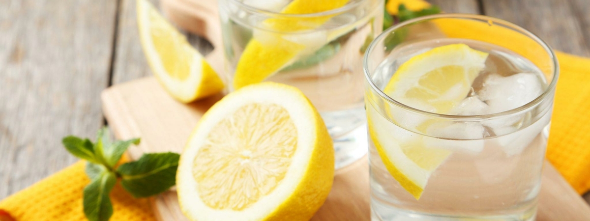 Медики рассказали правду о воде с лимоном: «Полезнее съесть апельсин»