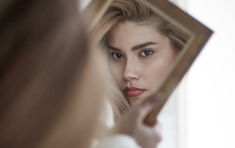 Волосы на лице у женщин: причины и как избавиться