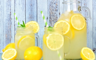 Диетологи объяснили, чем лимонный сок полезен для вашего здоровья