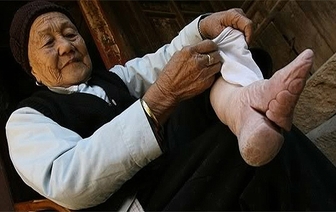 Трaдиция, которaя зaпрещенa: фотограф заснял старейших китаянок с «ножками лотоса»