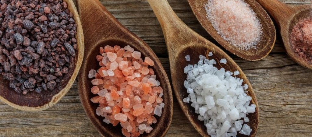 Топ полезных продуктов, которыми можно заменить соль