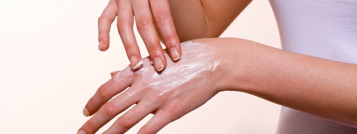 Косметолог рассказала, как оздоровить кожу рук после обветривания