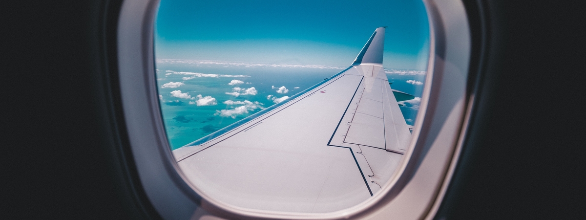 Почему во время взлета и посадки самолета просят поднимать шторки иллюминатора