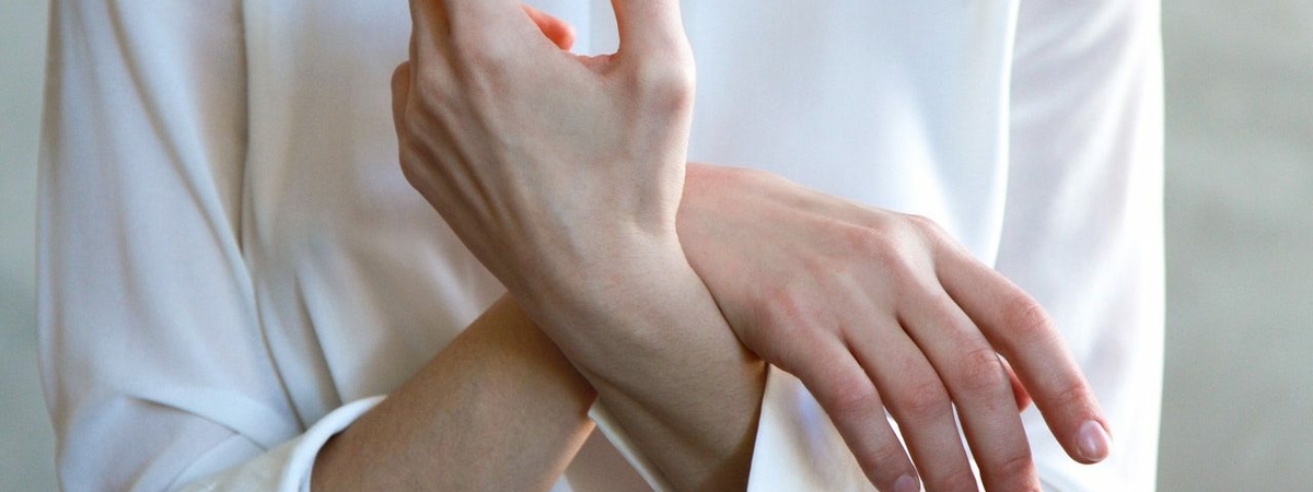 Остеопороз и проблемы с печенью: врачи назвали 6 болезней, которые можно диагностировать по рукам