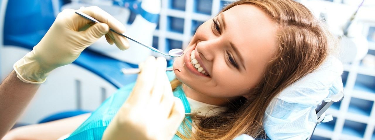 Проблемы с позвоночником, мигрень, бессонница: Стоматолог назвал последствия больных зубов