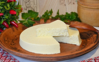 У остеопороза нет шансов: Домашний сыр из молока и сметаны укрепит кости