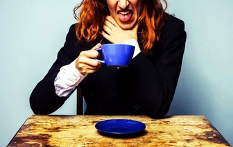 Вчерашний чай хуже мышьяка: Доказан вред несвежезаваренного напитка