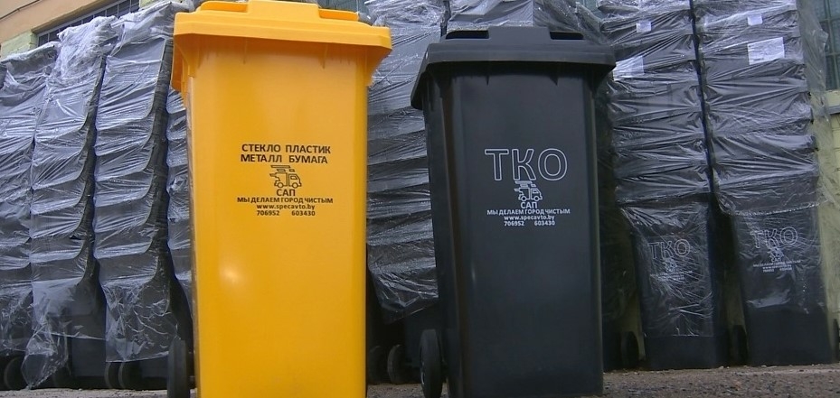 Коммунальники продолжают безвозмездную передачу контейнеров для сбора отходов жильцам частного сектора Волковыска 