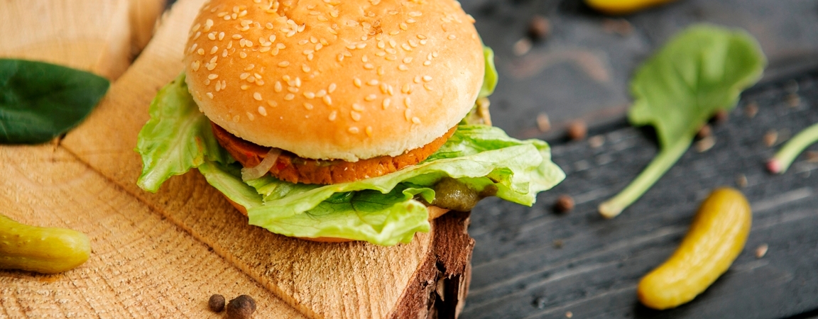 Диетологи рассказали, чем заменить мясо вегетарианцам