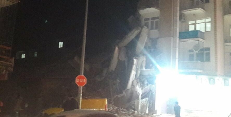 В Турции  произошло мощное землетрясение есть жертвы первые фото и видео трагедии