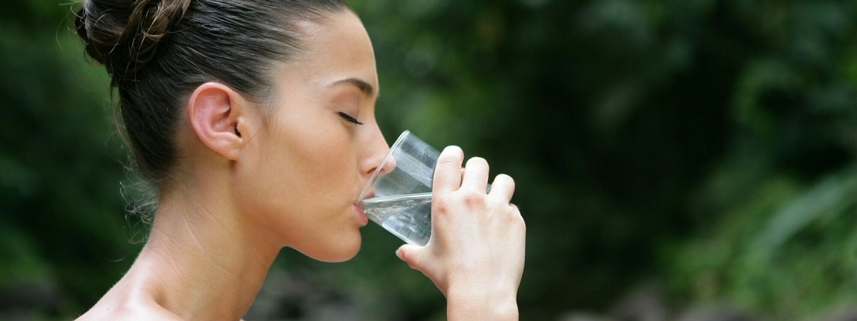 Косметолог: для поддержания молодости кожи надо много пить чистой минеральной воды