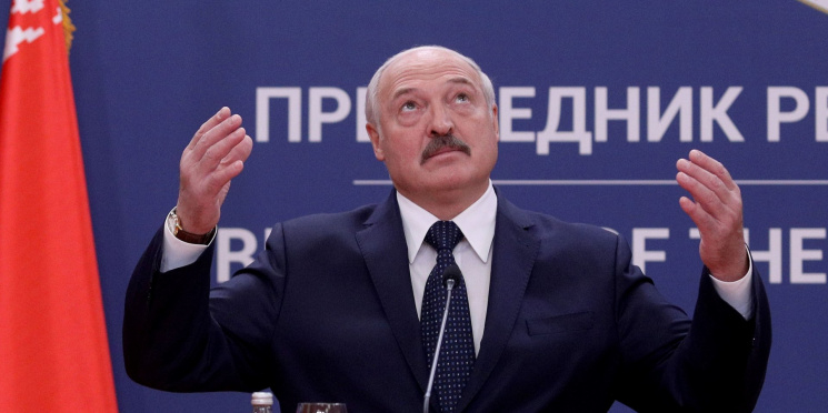 Лукашенко стал молиться каждое утро и объяснил нежелание остановить работу предприятий - что не вошло в официальные сводки