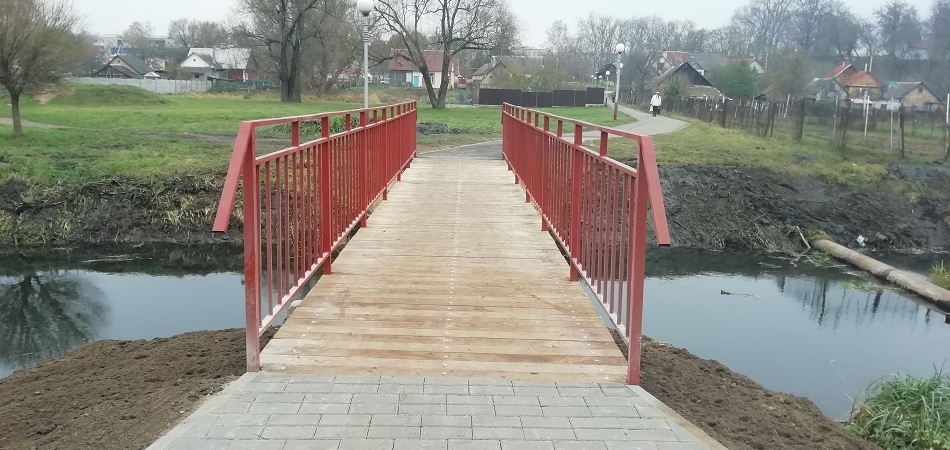 В Волковыске отремонтировали пешеходный мост через реку Волковыя