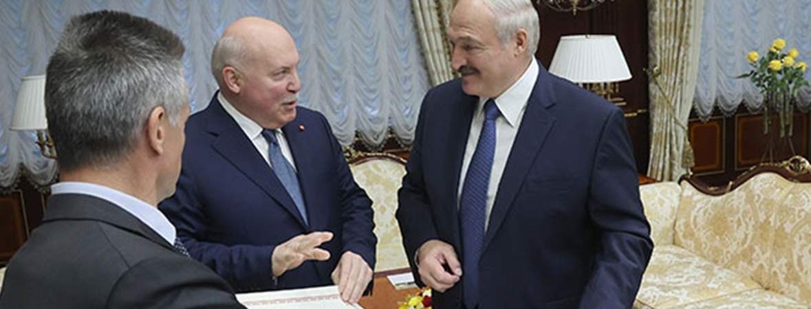 Карту Беларуси в составе Российской империи подарил посол РФ Лукашенко