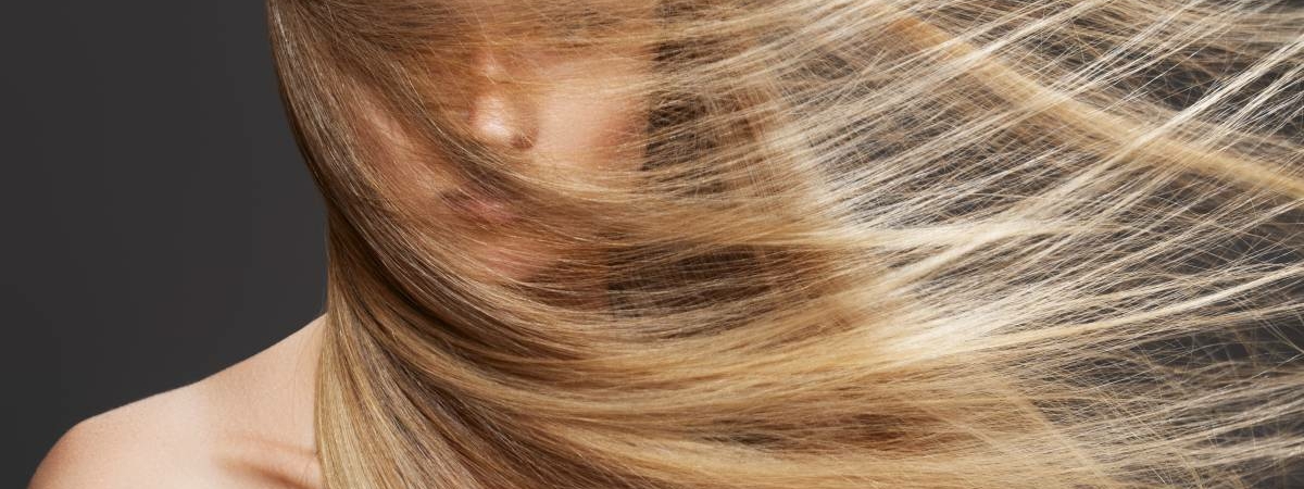 Почему выпадают волосы: врачи назвали причины