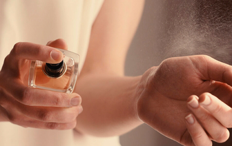 Куда стоит наносить парфюм: 5 точек на теле