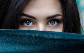 В плену глаз: почему глазной контакт располагает с первых секунд