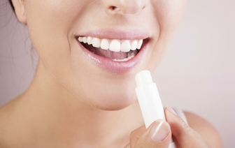 И целоваться не стыдно: Домашний бальзам для восстановления кожи губ