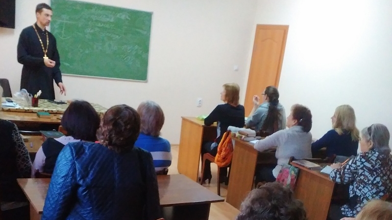 Встреча в воскресной школе для взрослых гп. Красносельский со священником