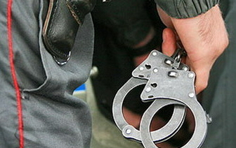 Волковычанин, укравший в Свислочском сельмаге 5 бутылок водки, спрятался от милиции в куче листьев