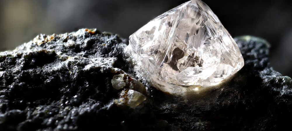 Ученые нашли невероятной красоты алмаз: он старше Луны