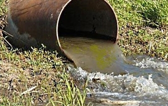 В Красносельском из-за повреждений канализационной трубы сточные воды попали в реку