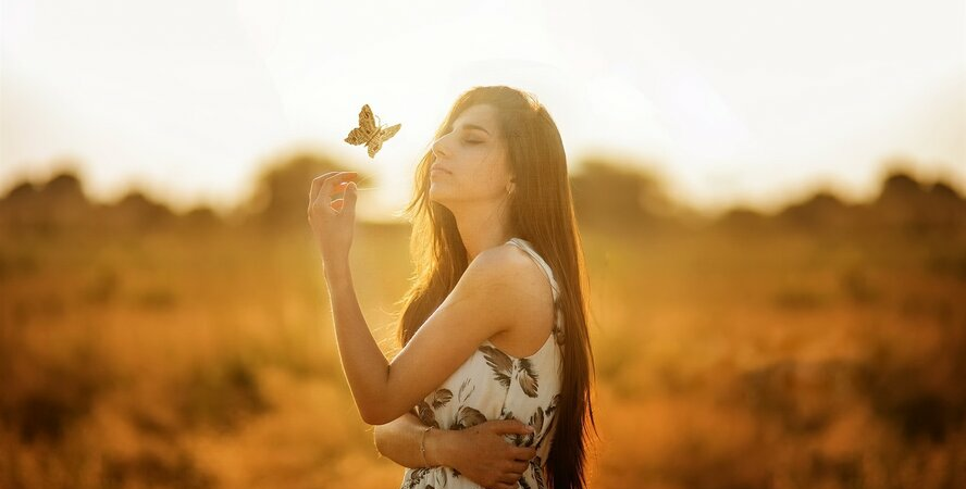 Похожа на экзотическую бабочку женщины этого знака зодиака обладают необычной красотой