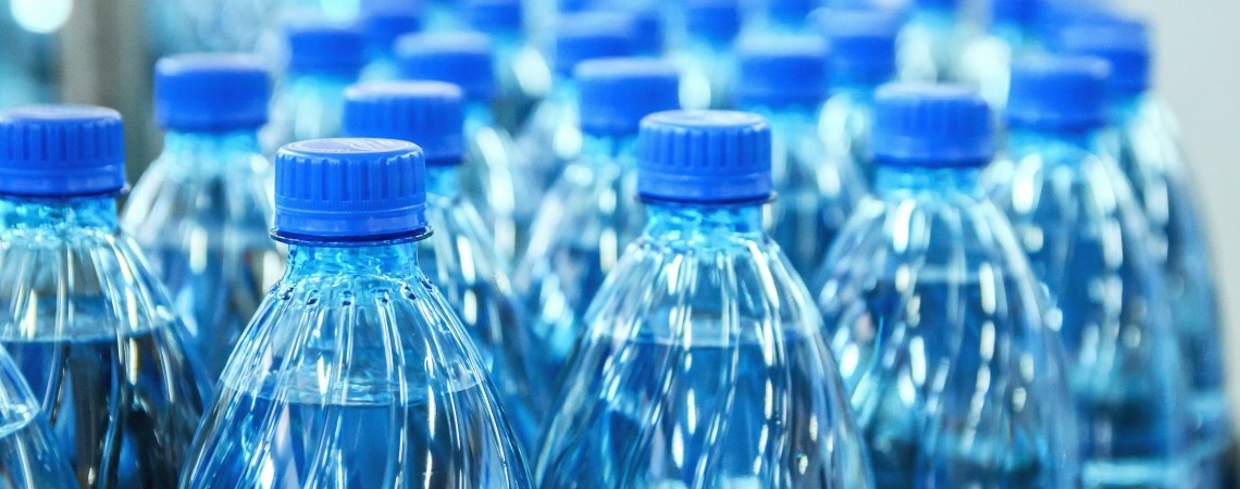 Врач рассказал об опасности для здоровья воды в бутылках
