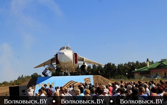 В День авиации в Росси установили экспонат самолета СУ-24МР (ФОТО, ВИДЕО)