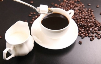 Диетологи рассказали, почему в кофе нельзя добавлять сахарозаменители
