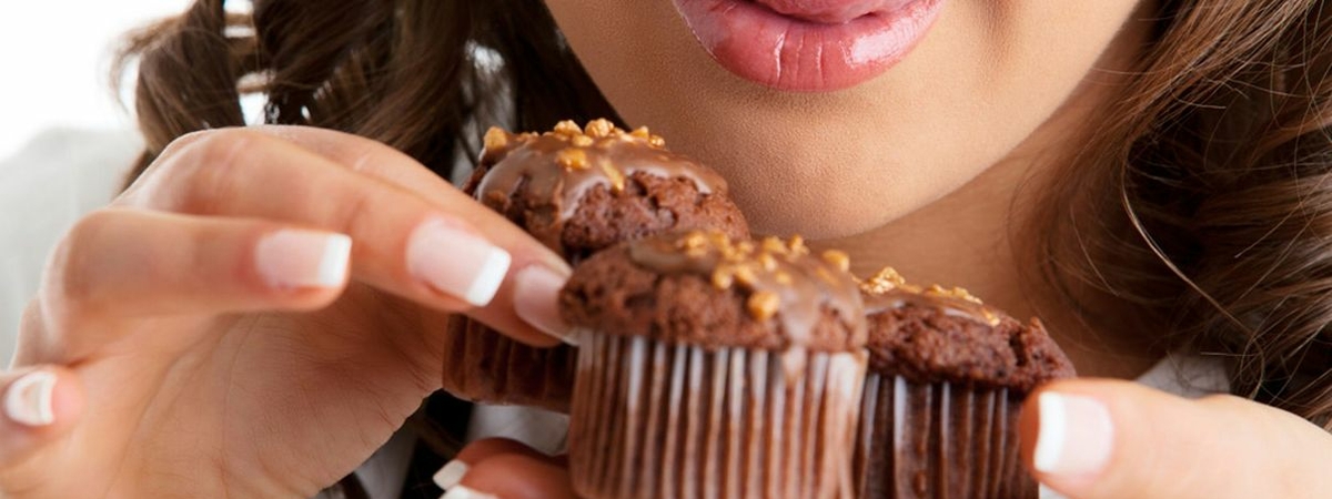 Врач назвал ТОП-5 основных причин тяги к сладкому