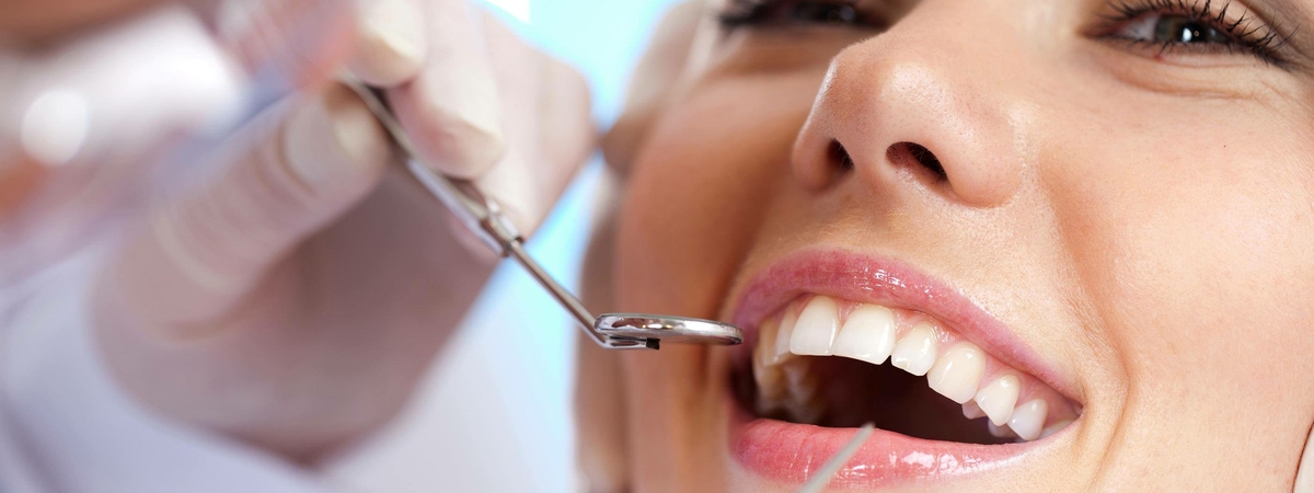 Эти привычки уничтожают зубы: стоматологи рассказали о главных врагах голливудской улыбки