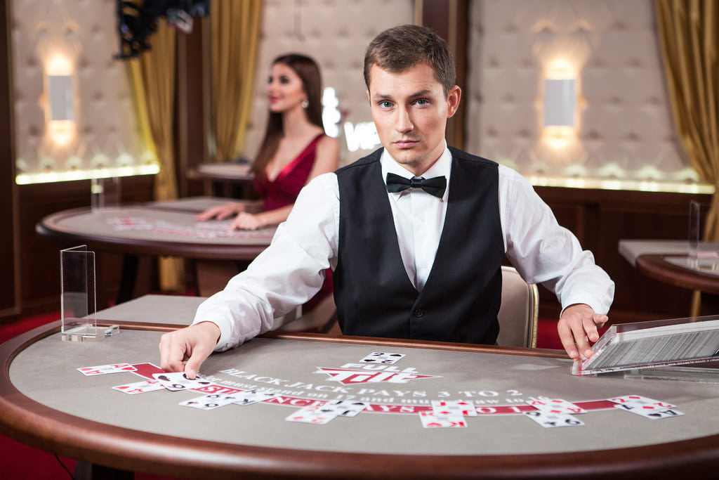 В казино персонал онлайн рулетка на реальные деньги рубли