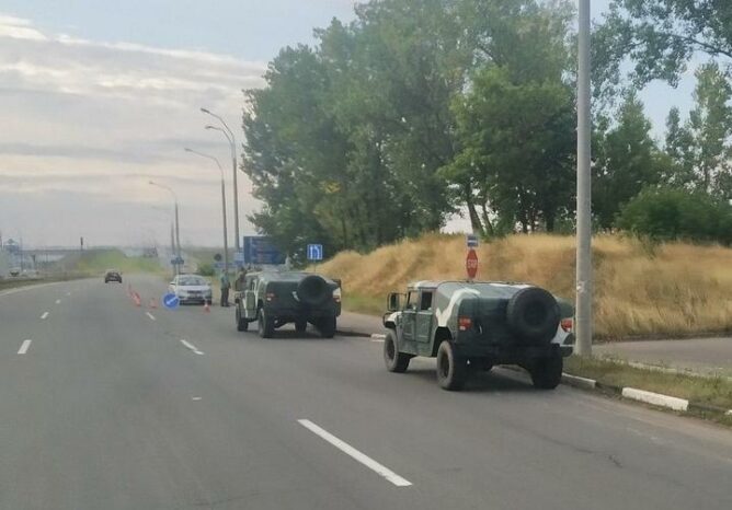 На въездах в Минск установили посты военных