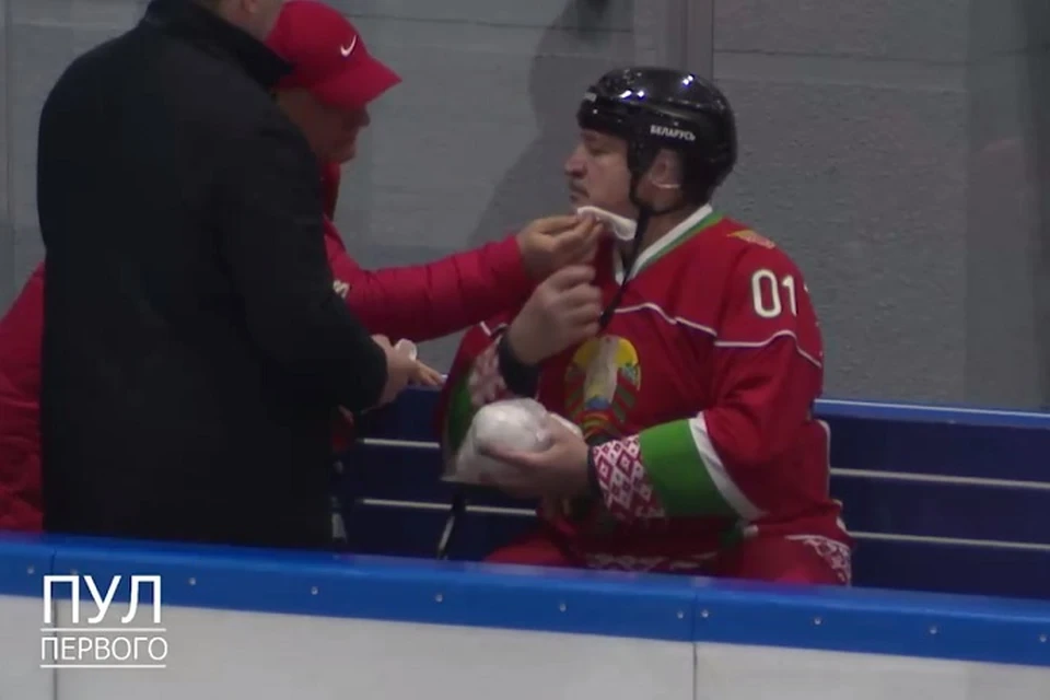 Лукашенко получил травму во время любительского хоккейного матча. Фото: стоп-кадр | видео телеграм-канал "Пул Первого"